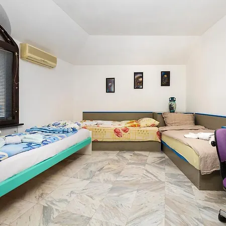 Lejlighed Spacious 2-bedroom Maisonette In Centre By Flat Mаnager