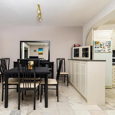 Lejlighed Spacious 2-bedroom Maisonette In Centre By Flat Mаnager