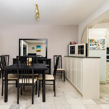 Apartment Spacious 2-bedroom Maisonette In Centre By Flat Mаnager