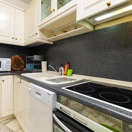 Lejlighed Spacious 2-bedroom Maisonette In Centre By Flat Mаnager